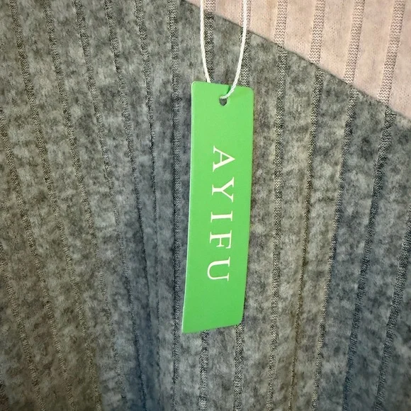 Colorblock Ribbed Sweater - Picture 3 of 5